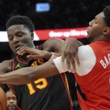 Clint Capela (à gauche) à la lutte avec A.J. Lawson pour un nouveau succès des Hawks. KEYSTONE/AP/Frank Gunn